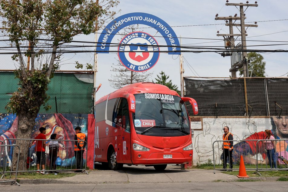 Así fue la salida de La Roja desde Pinto Durán para emprender el viaje a Colombia