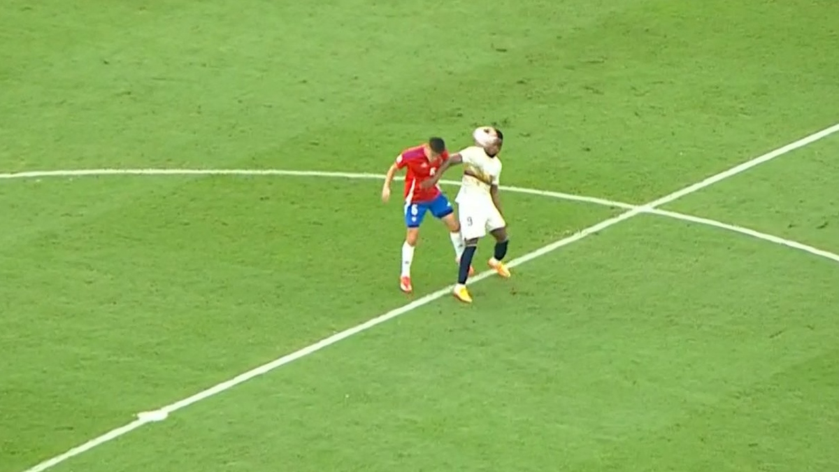 Jhon Córdoba se salvó de la expulsión en Colombia por una evidente agresión a Thomas Galdames