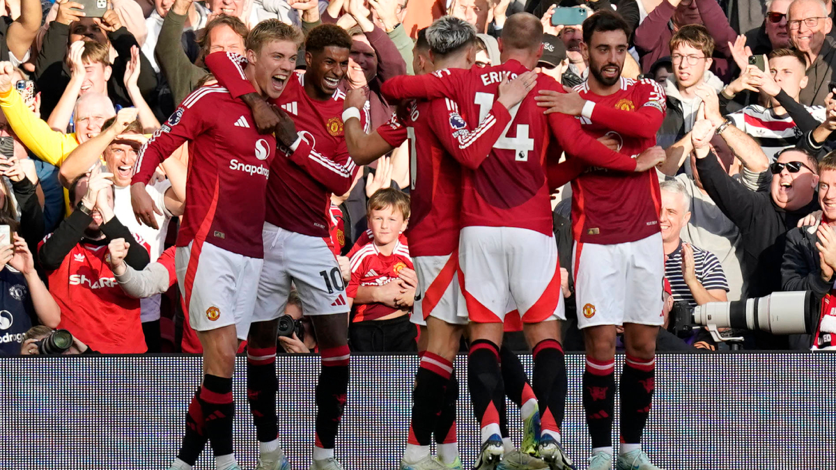 Manchester United reaccionó ante Brentford y volvió al triunfo en la Premier League
