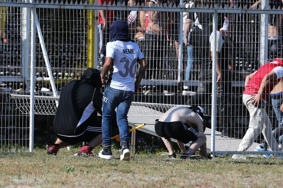 Hinchas de Colo Colo invadieron la cancha en La Cisterna tras el triunfazo sobre Palestino
