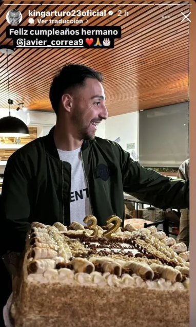 Javier Correa celebró su cumpleaños junto a compañeros de Colo Colo