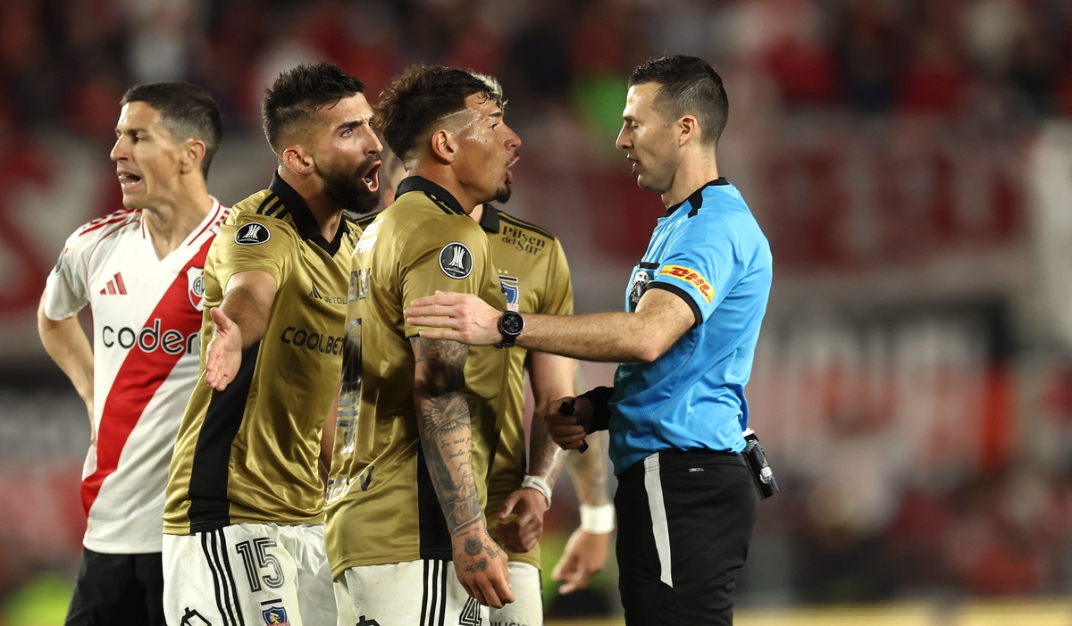 No los sueltan: La Conmebol sanciona a Colo Colo y advierte a un jugador por criticarlos