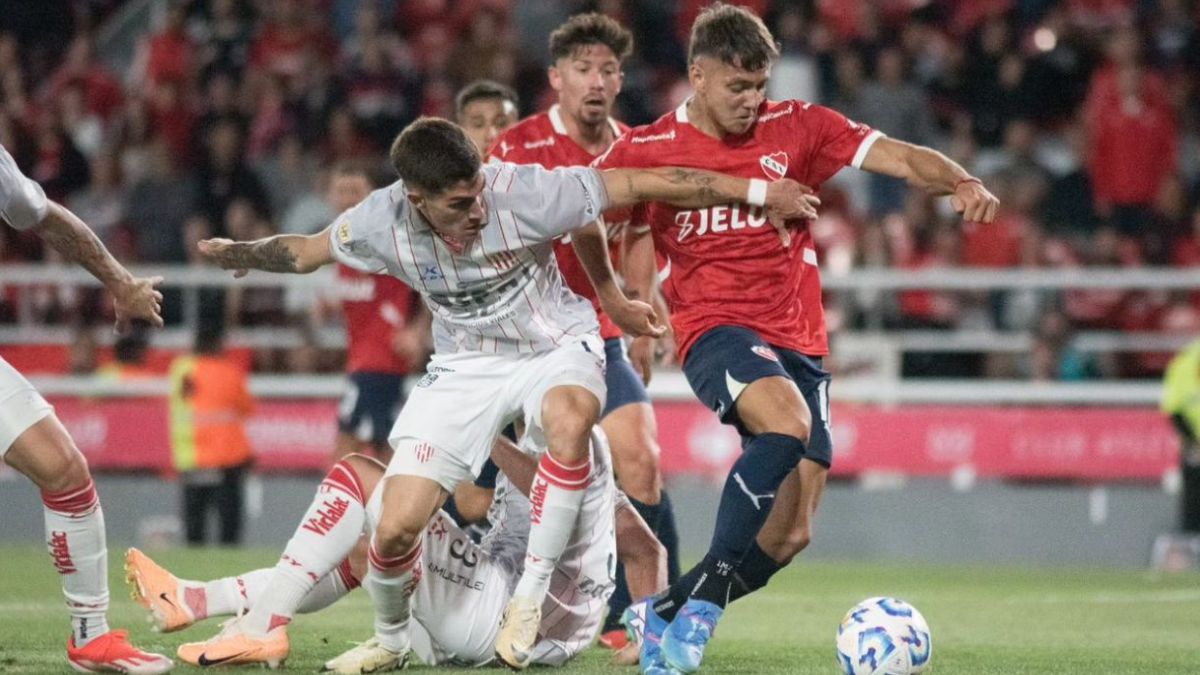 Independiente de Felipe Loyola gustó y goleó en Argentina