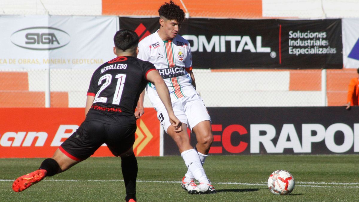 Partido entre Unión La Calera y Cobresal fue suspendido por lanzamiento de bengalas al campo de juego