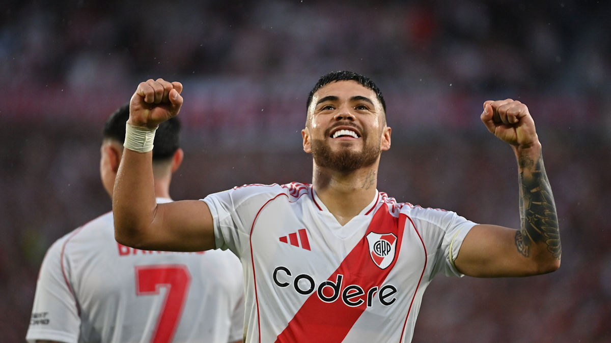 Paulo Díaz marcó en goleada que mantiene a River en la pelea en la Liga Argentina