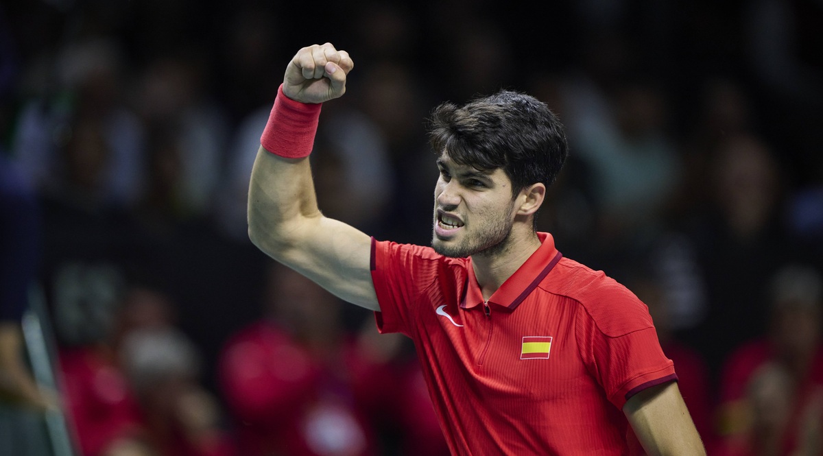 Carlos Alcaraz saca la cara por España en la Copa Davis luego de la derrota de Rafael Nadal