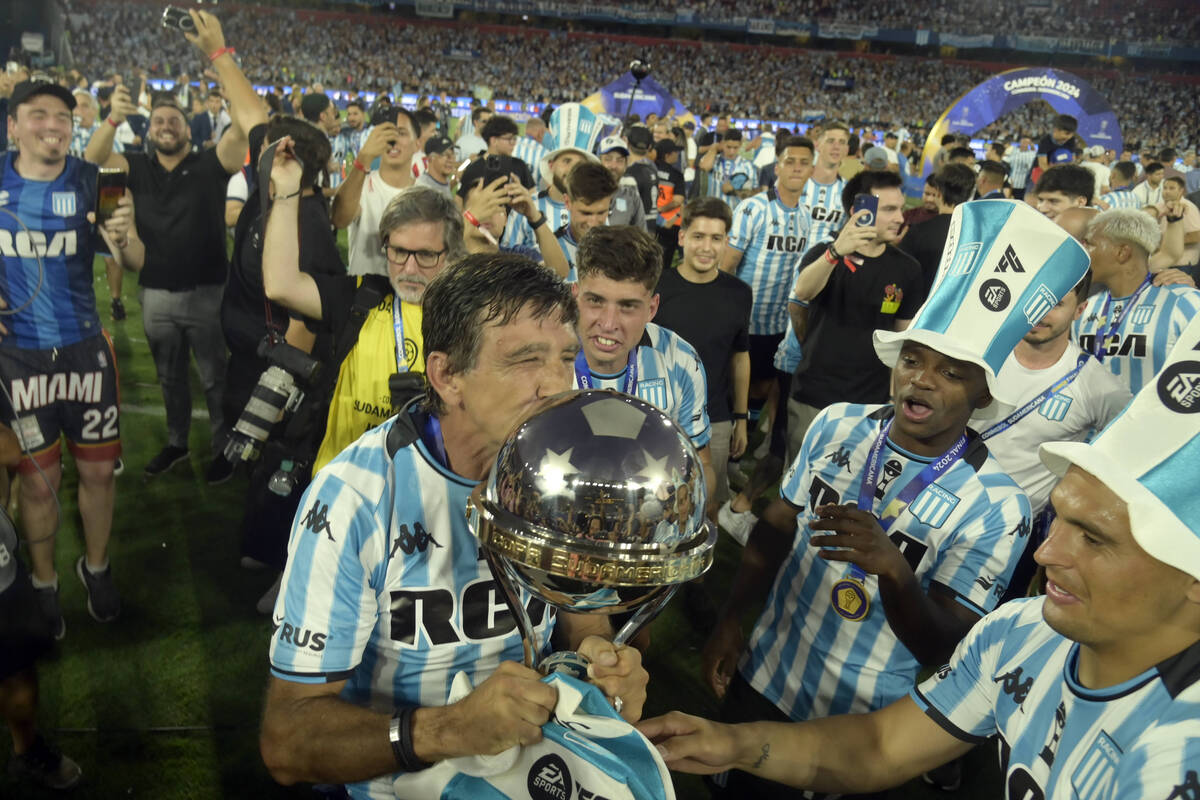 Nadie quiso estar ausente: Importante jugador chileno se sumó a los festejos de Racing