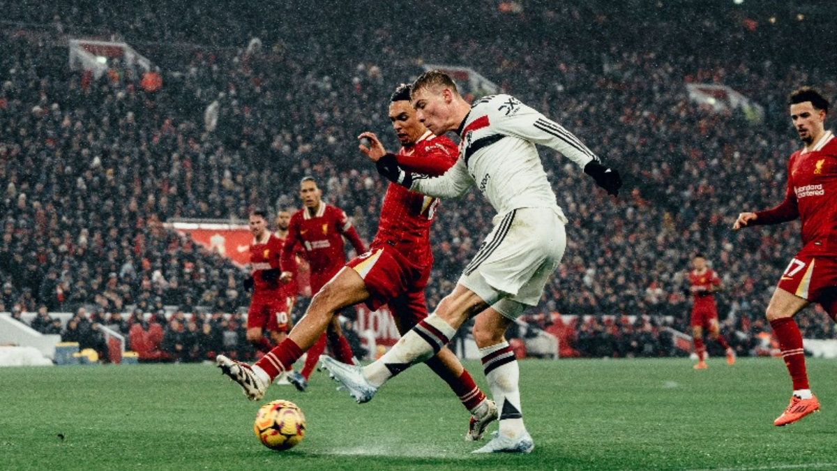 Liverpool y Manchester United protagonizan candente empate en la Premier League