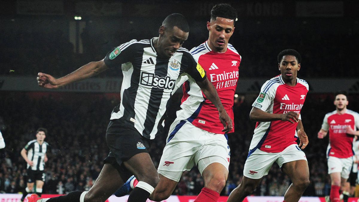 Arsenal tropezó con Newcastle en su propia casa y quedó casi fuera de la Copa de la Liga