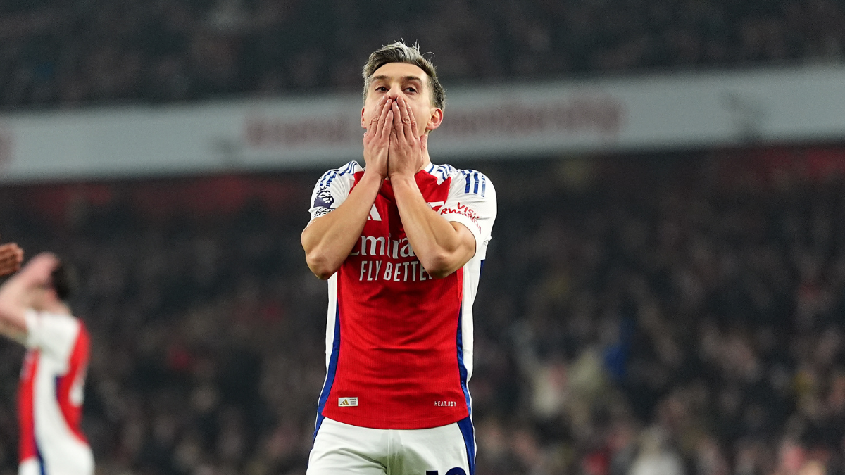 Dibu Martínez amargó al Arsenal que pierde terreno en la Premier League