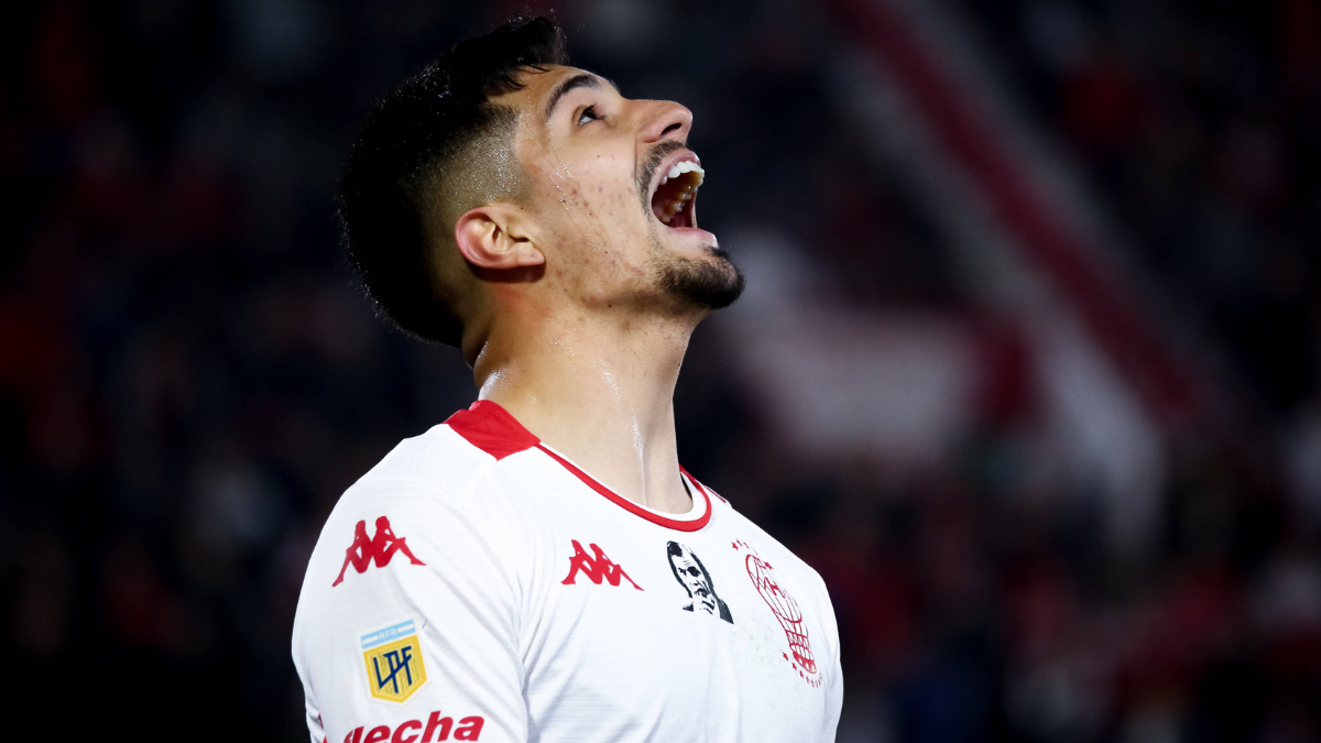 El regreso de un campeón del mundo que afectaría la estadía de Williams Alarcón en Boca Juniors