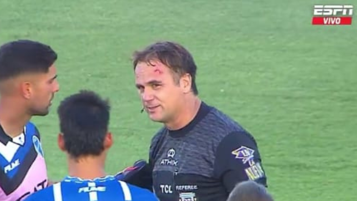 Otra vez la Violencia: Partido del fútbol argentino donde un chileno era protagonista fue suspendido