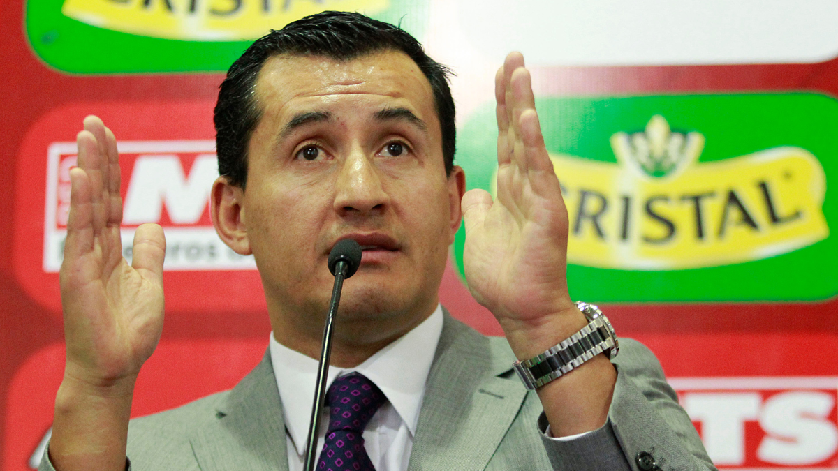 ¿Cómo es este enredo? Adiós y bienvenida a Enrique Osses en el exterior