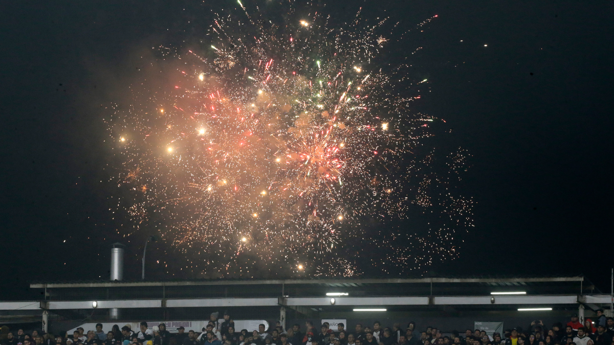 Hinchas de Colo Colo iluminaron Santiago palpitando las celebraciones del Centenario