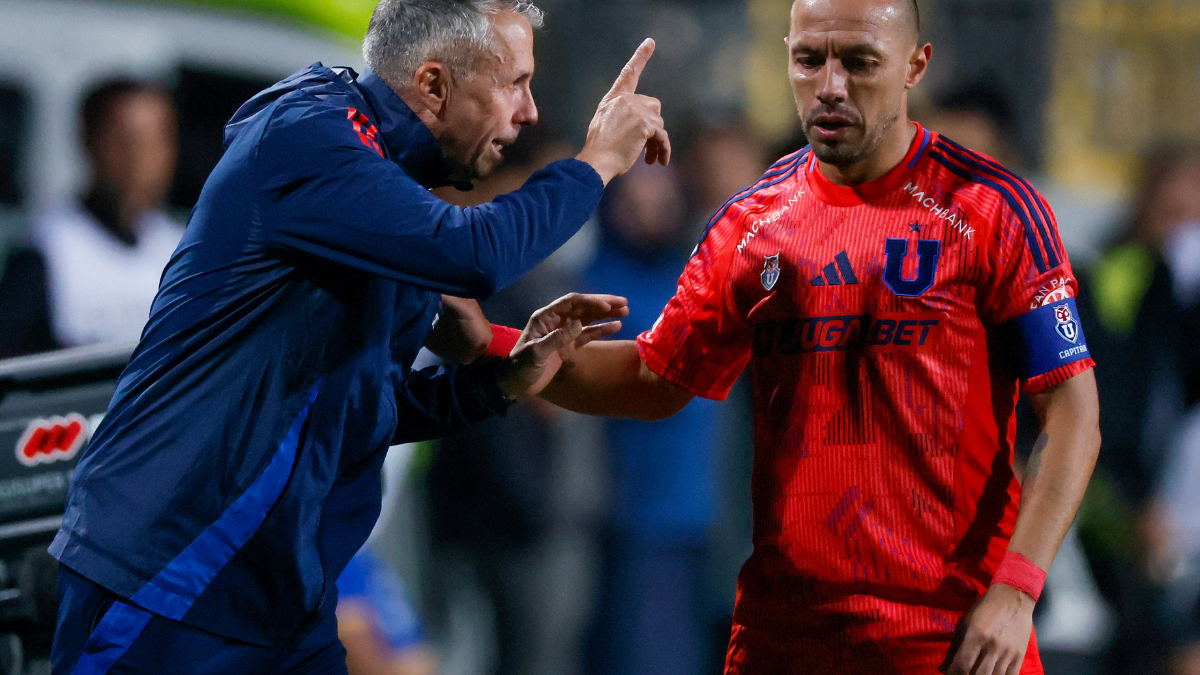 Gustavo Álvarez y el plantel de la U quedaron molestos con el arbitraje en la derrota Azul