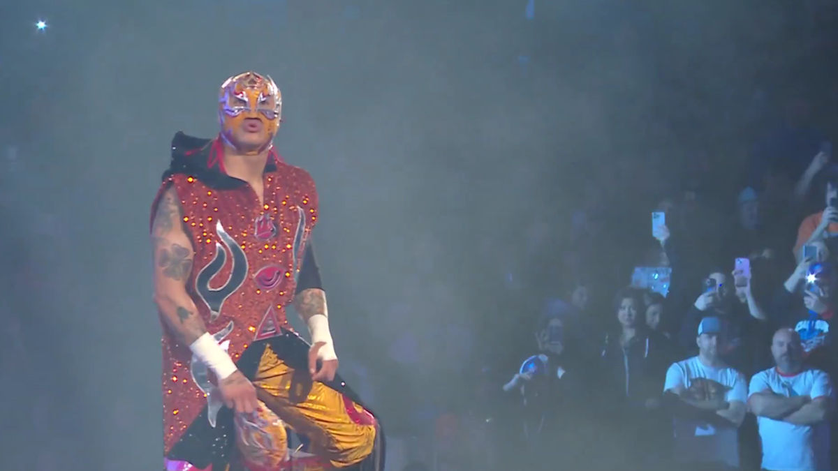 ¡Poder latino! Rey Fénix tuvo un triunfal debut en WWE SmackDown