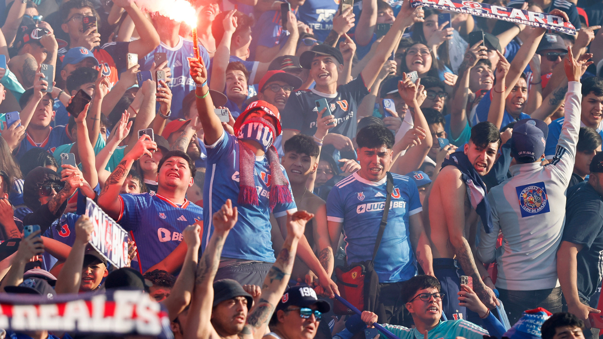 Uno de ellos por drogas: Buses con hinchas de U de Chile fueron retenidos y no irán a Argentina para la Libertadores
