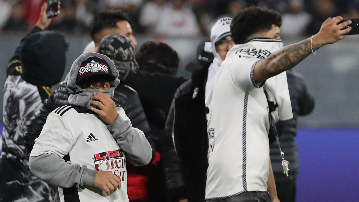 Hinchas de Colo Colo repudiaron a los barristas que suspendieron el partido ante Fortaleza: “Entraron a sacarse selfies”