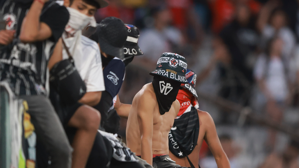 ¡Crece la tensión! Hinchas de Colo Colo quemaron camiseta de la U en la previa del Superclásico: ¿Se juega?