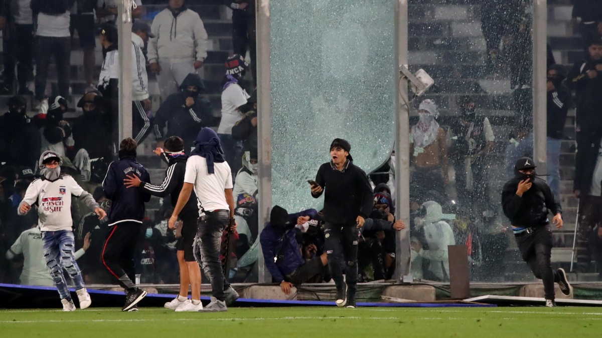 ¿Quiénes son los 15 hinchas de Colo Colo que desataron el caos en el Monumental?