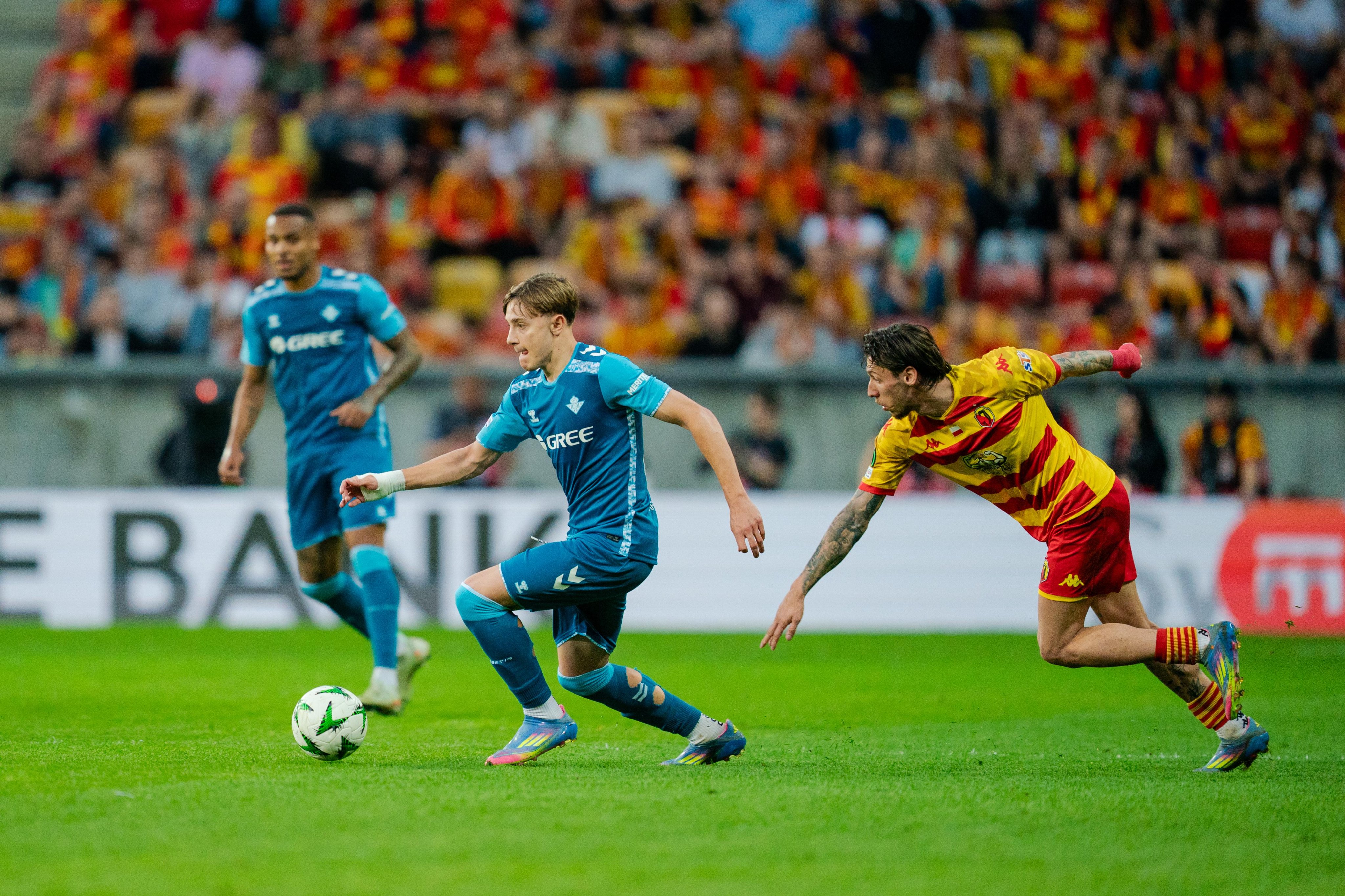 Real Betis de Manuel Pellegrini hizo la tarea y accedió a semifinales de la Conference League 2024-25