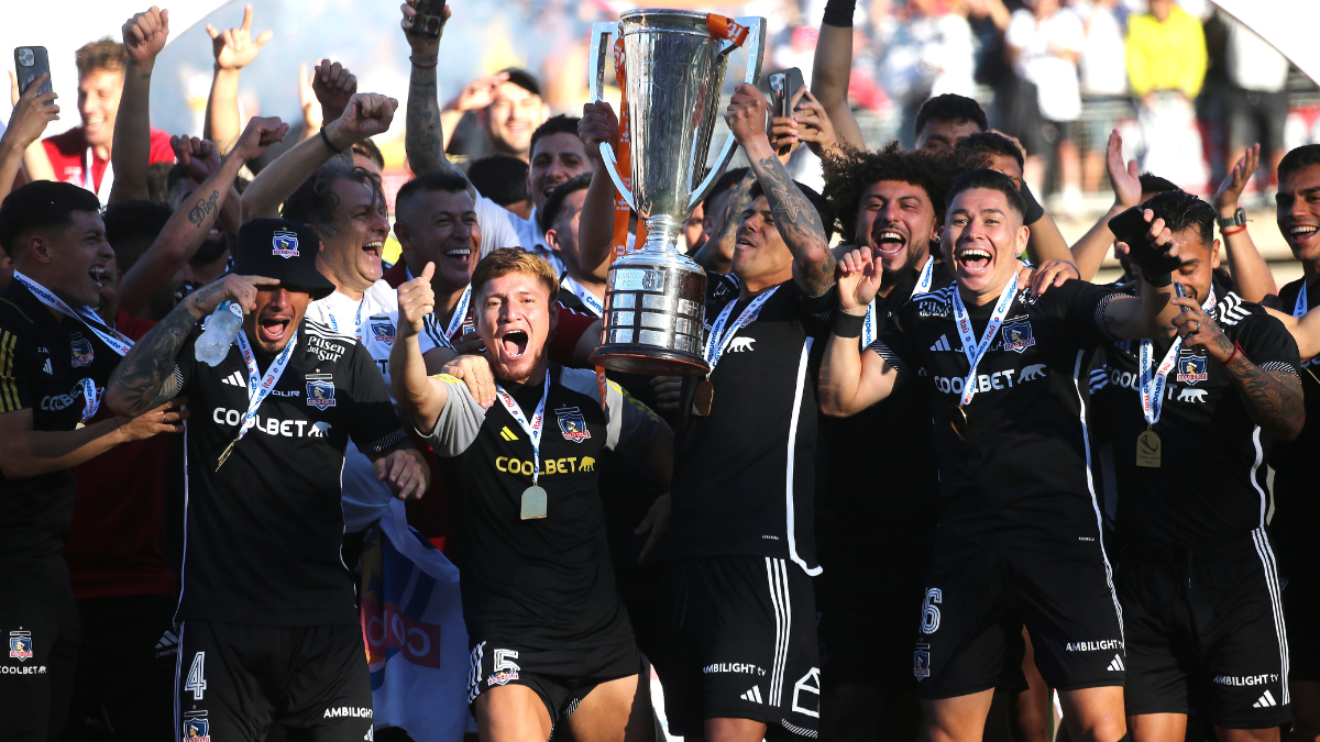 No lo canten así: El himno de Colo Colo tiene dos errores históricos que no se han solucionado