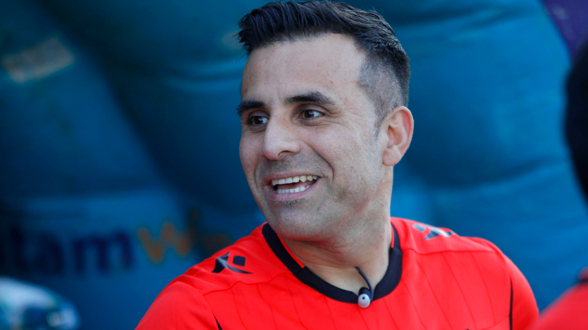 ¿Para acompañar la empanada? Piero Maza consignó insólito objeto lanzado en el Clásico de Colonias