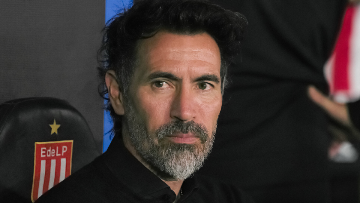 “Se le puede ganar”: DT de Estudiantes advierte a U de Chile de cara al partido clave por Copa Libertadores