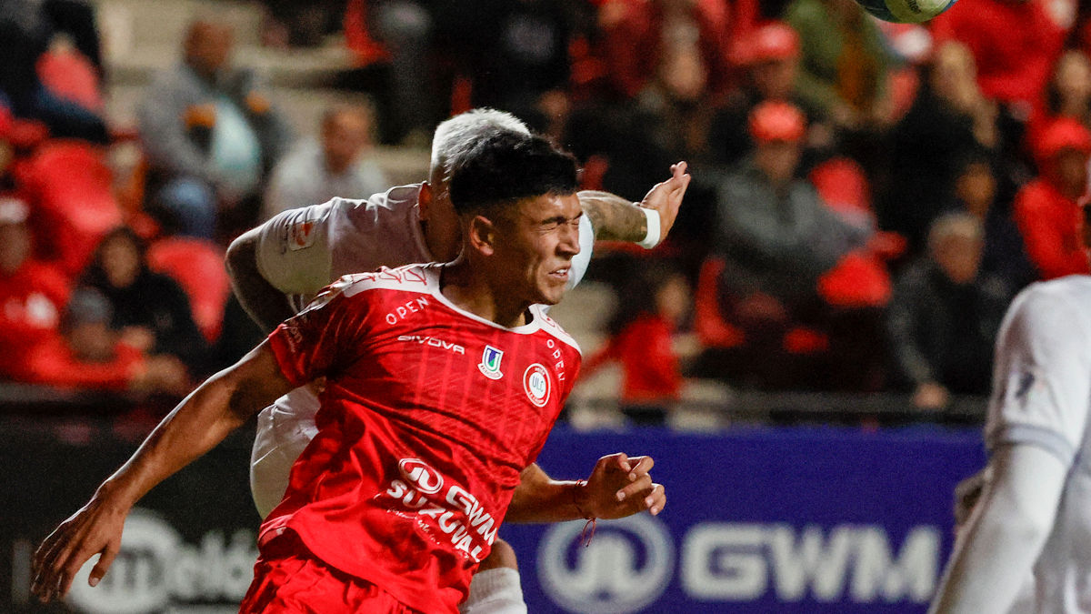 ¡FEÍSIMO GOLPE! Franco Troyanski abandonó en ambulancia el duelo entre La Calera y Audax