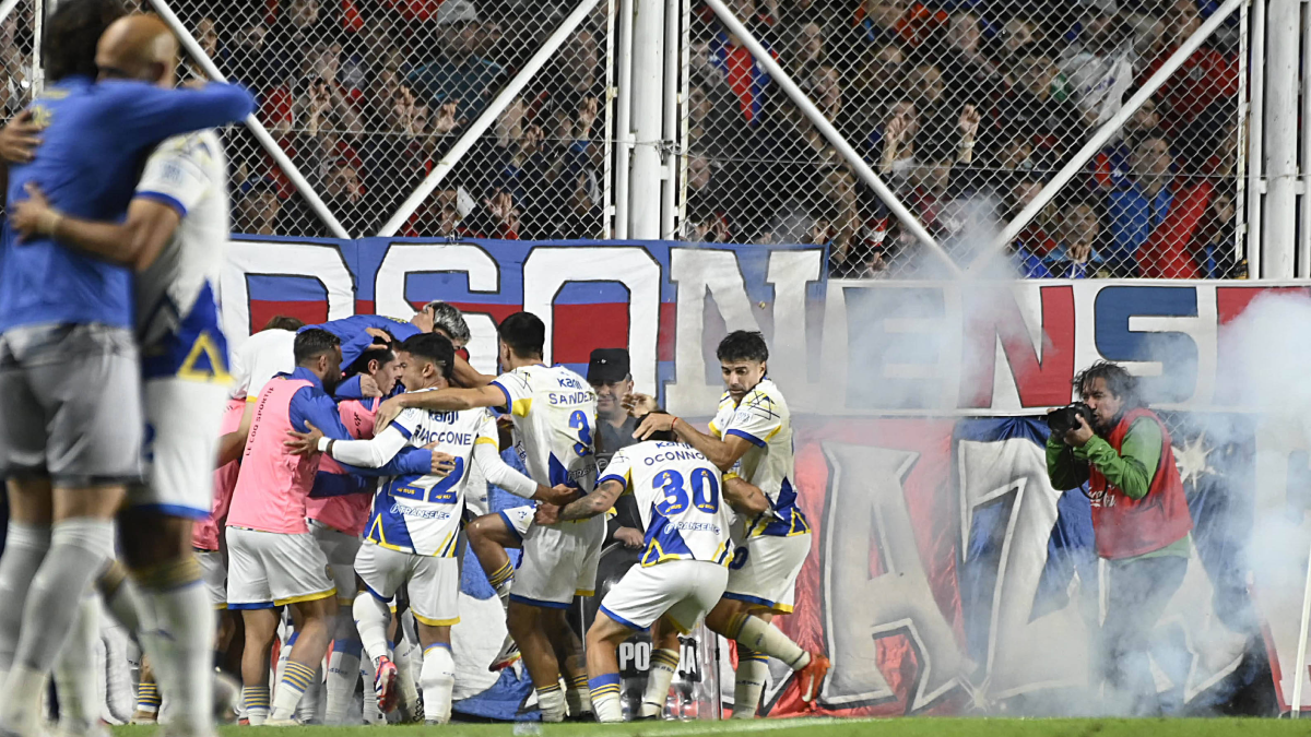 Hinchas de San Lorenzo expulsan a la fuerza a persona que lanzó bomba de estruendo