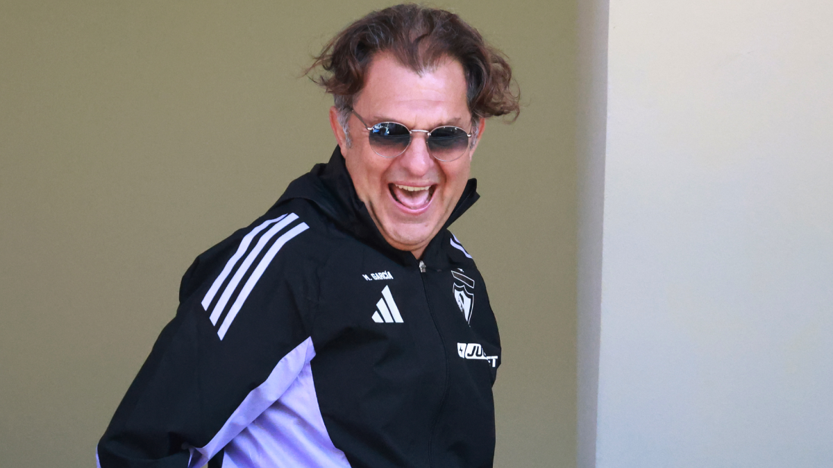 Hinchas y socios aprobaron decisión del CSD Colo Colo de apoyar a Aníbal Mosa