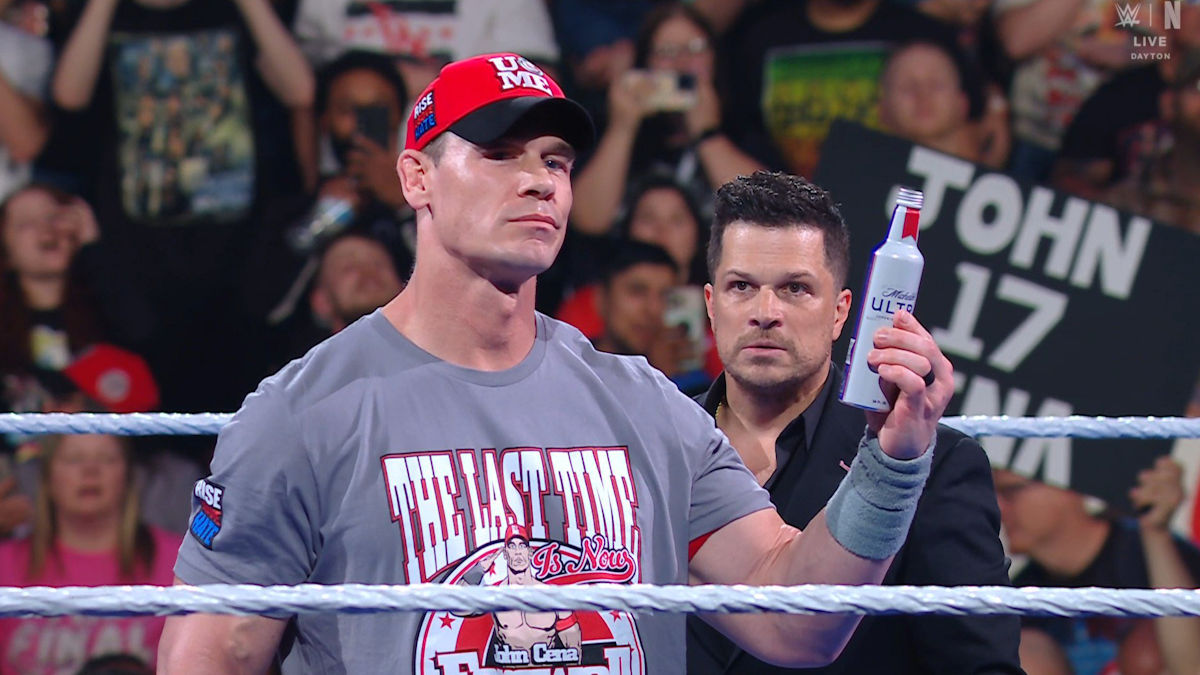 ¡Por poquito! Fanático intentó agredir con un proyectil a John Cena en SmackDown