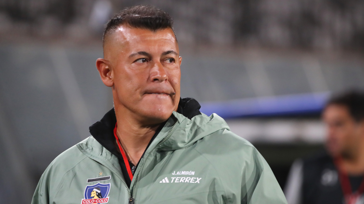 Hinchas encararon a Jorge Almirón a la salida del Monumental tras la eliminación en Copa Chile