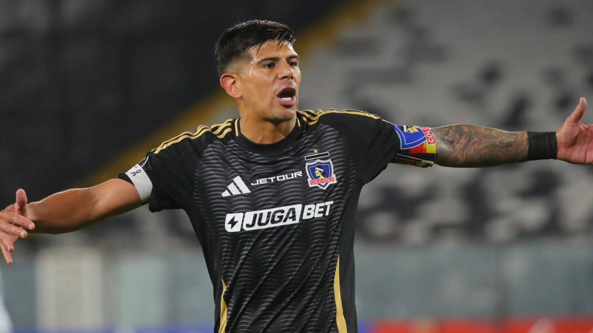 Hinchas de Colo Colo enfurecidos con Esteban Pavez: “Su nivel roza lo amateur”