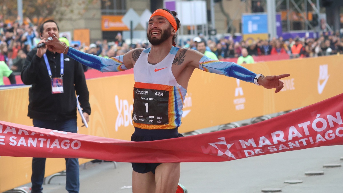 Carlos Díaz se corona en el Maratón de Santiago con un tiempo de élite