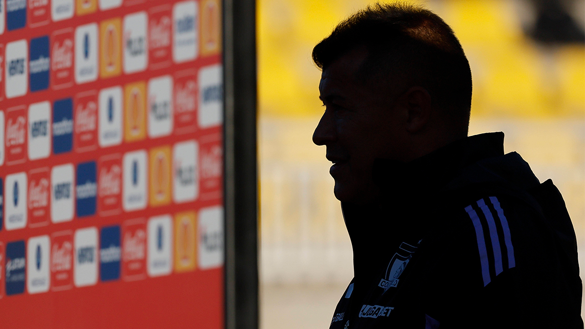 Camisa planchada, celular cargado: Este es el DT que tomará a Colo Colo cuando se vaya Jorge Almirón