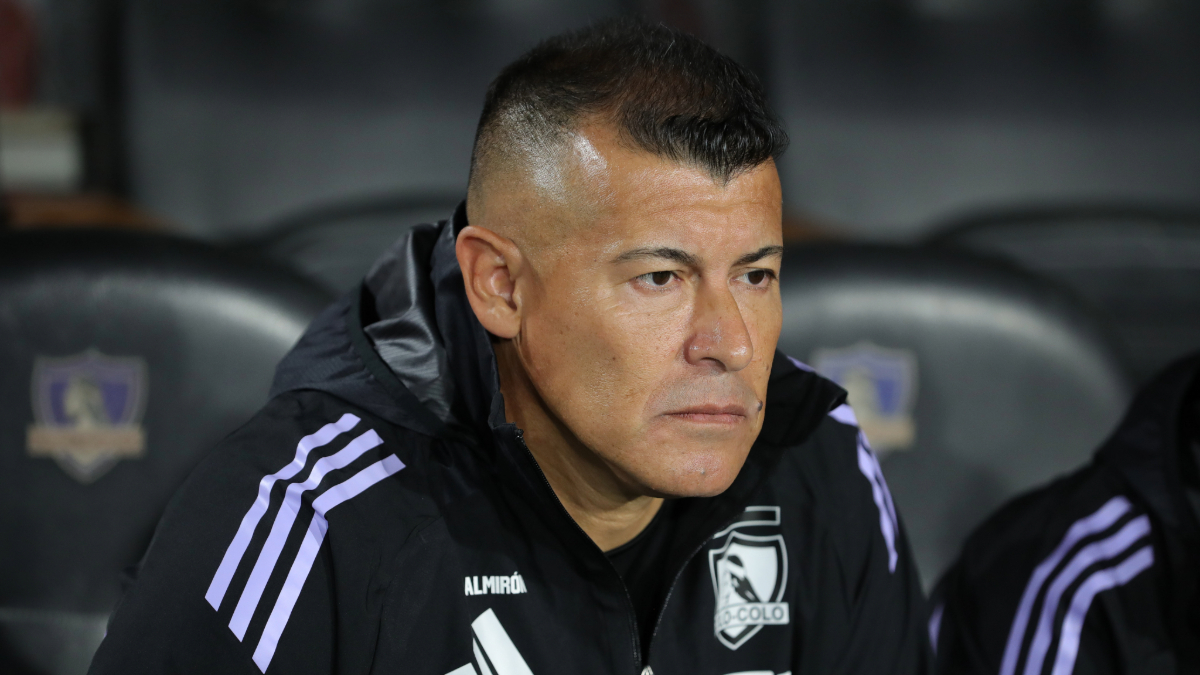 Jorge Almirón en rebeldía: DT de Colo Colo evade la conferencia y arriesga sanción
