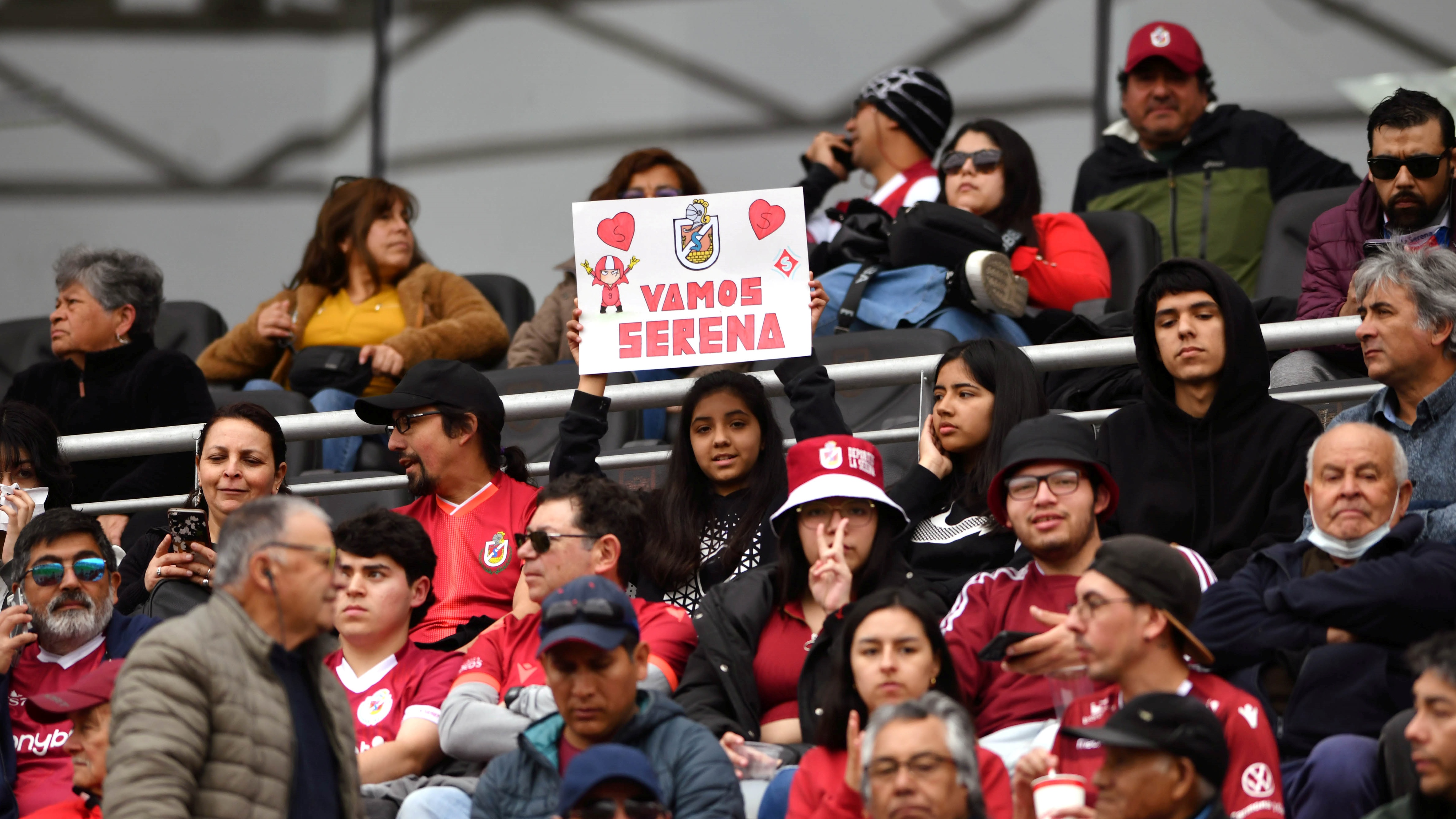 “Nos trataron como delincuentes”: Hinchas de La Serena denuncian insólita requisa de cuellos de polar en La Portada