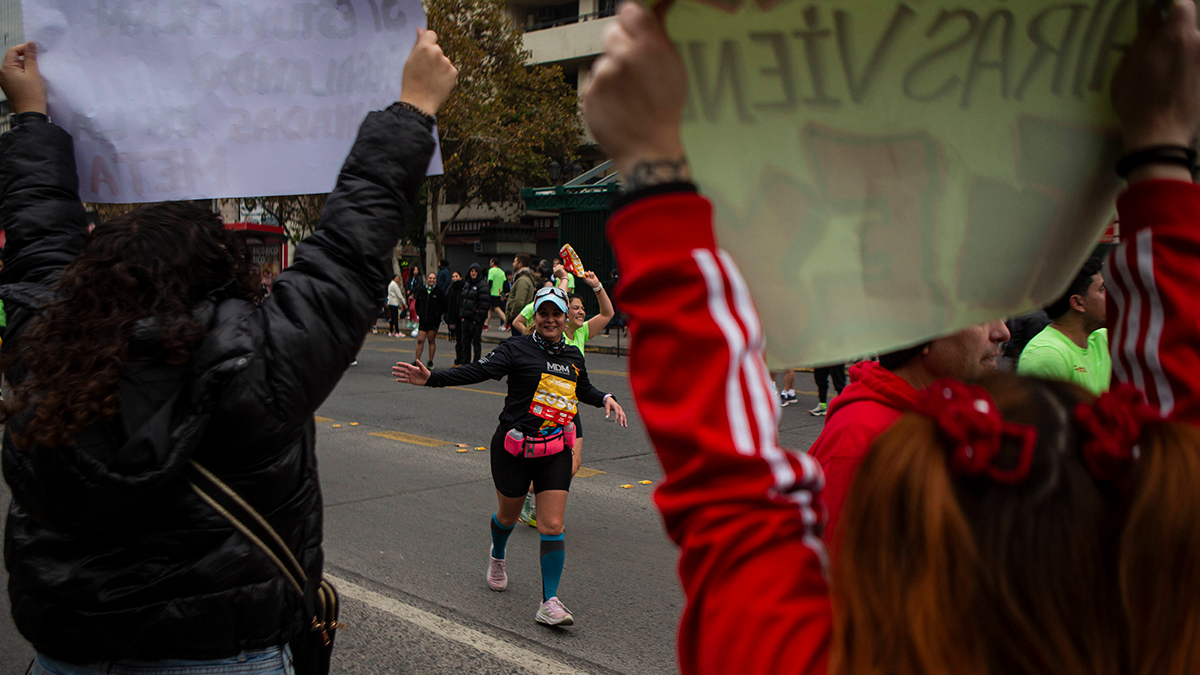 No abandonaron, llegaron últimos en el Maratón de Santiago y fueron premiados por su esfuerzo