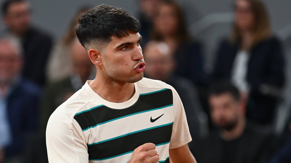 Carlos Alcaraz debió superar una dura batalla ante Damir Dzumhur para avanzar en Roland Garros