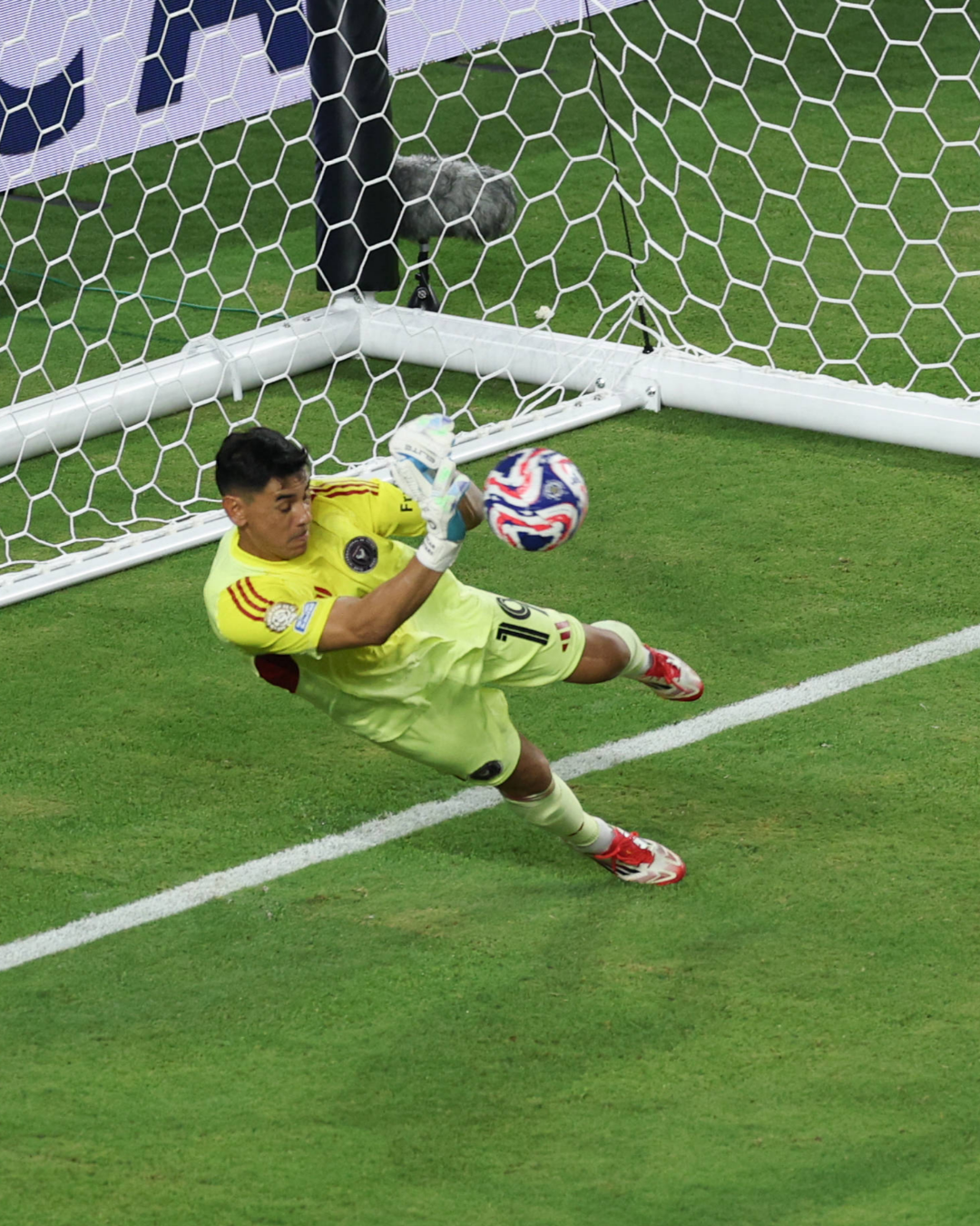 Con Messi y Falcón de titulares: el Mundial de Clubes se estrenó con un aburrido empate