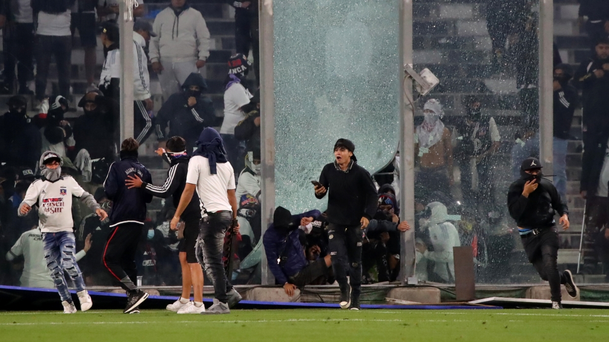 Detienen a tres barristas por los incidentes en el Colo Colo vs Fortaleza: Gobierno lanza dura advertencia