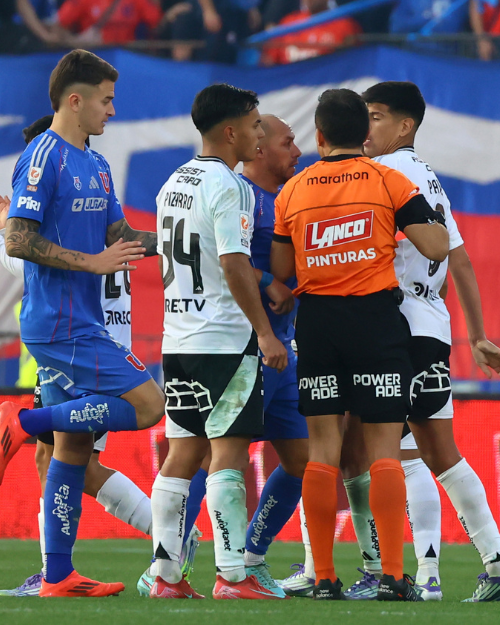 Esteban Pavez le tiró la pelota a Piero Maza por la derrota de Colo Colo en el Superclásico