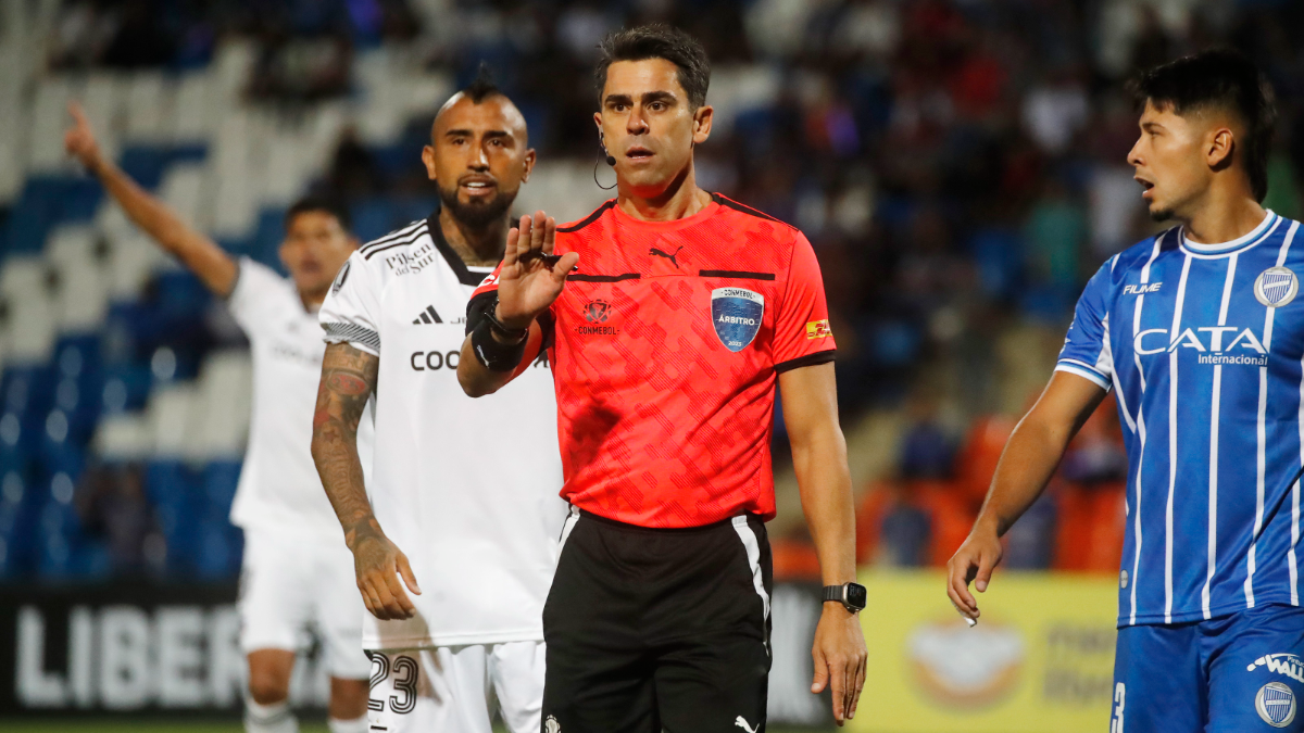 Bolívar vs Palestino: el polémico árbitro Flavio de Souza vuelve a cruzarse con un chileno