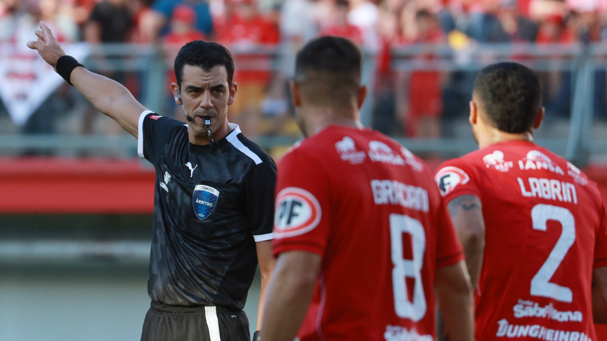 Leandro Rey, el árbitro que estará bajo la lupa en el U de Chile vs Guaraní por Sudamericana 2025