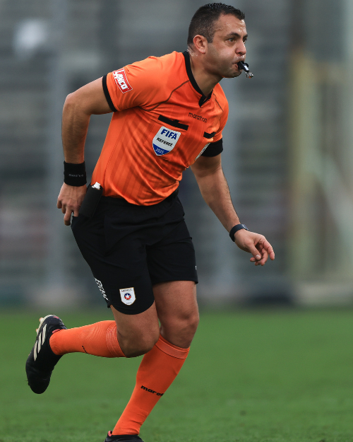 Emiliano Amor apunta al árbitro tras su expulsión en el Colo Colo vs Huachipato