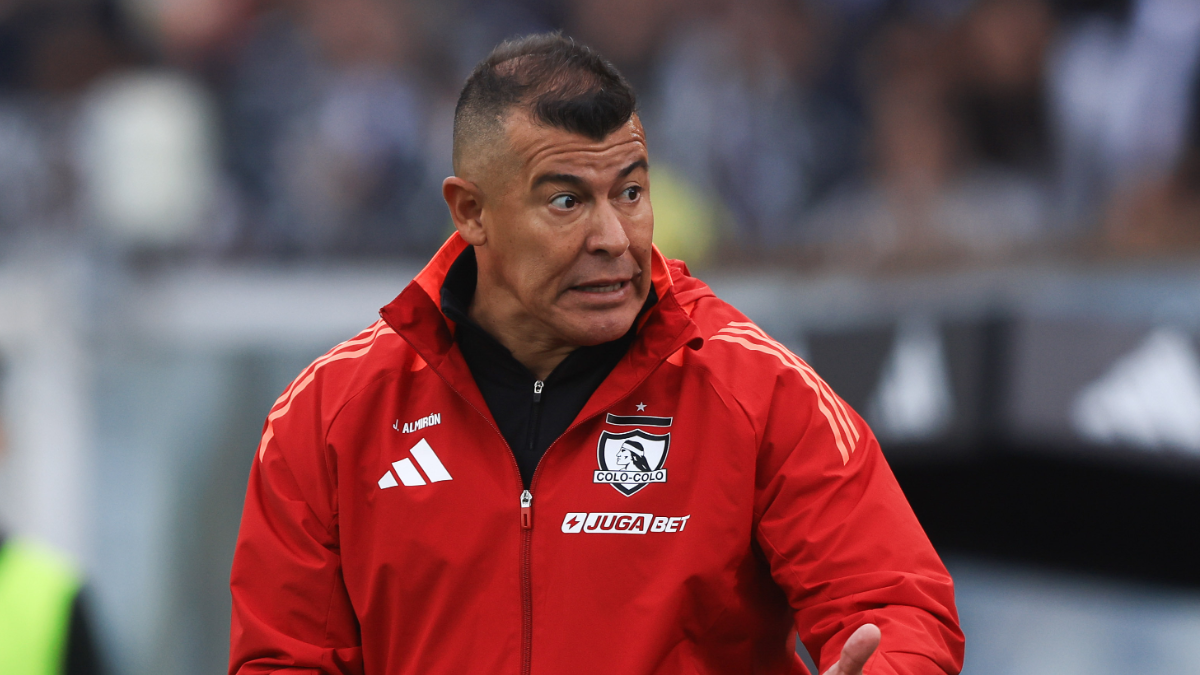 “Ya no está ni ahí con Colo Colo”: Fuerte denuncia sacude el camarín y pone contra las cuerdas a Almirón
