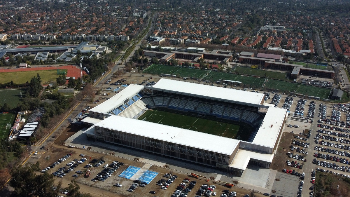 Problemas para U. Católica en actividad de inauguración del Claro Arena