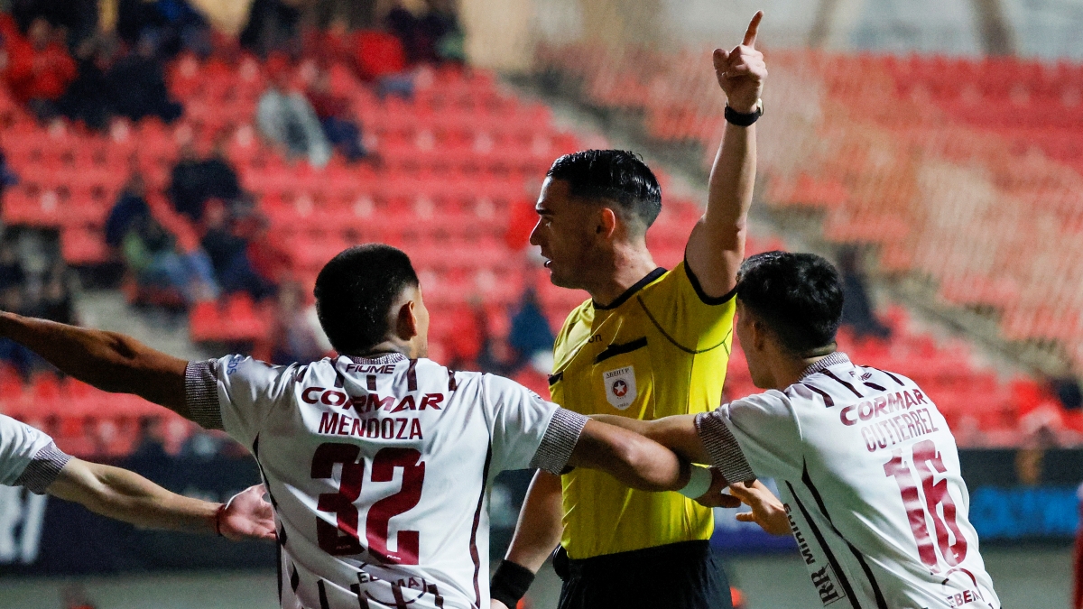 Árbitro acusado de favoritismo recibe duro castigo tras polémico error