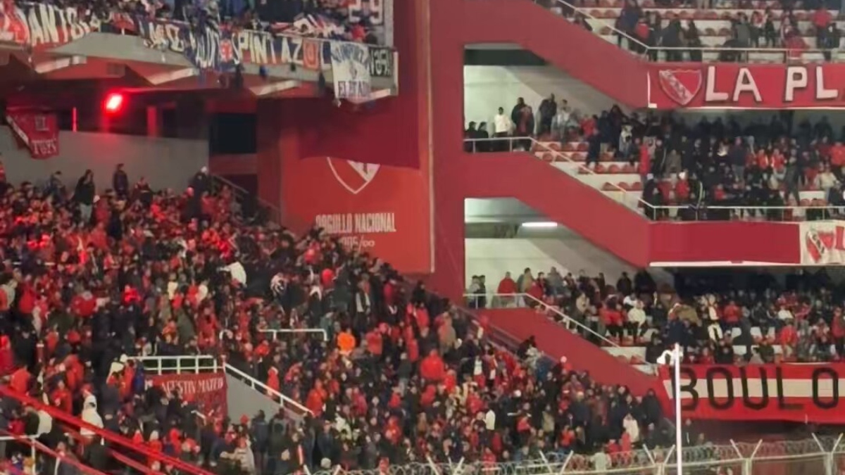 VIDEOS: Los graves proyectiles de hinchas de U de Chile a fanáticos de Independiente